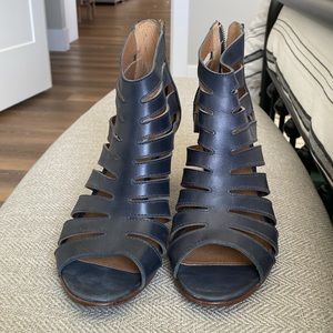 Steve Madden Vendetta Navy bootie with cut out detailing & zip back. Size 11.